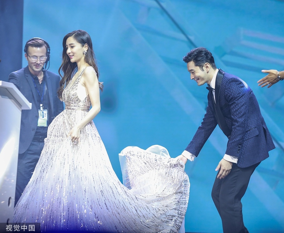 Huỳnh Hiểu Minh khom người nâng váy cho AngelaBaby