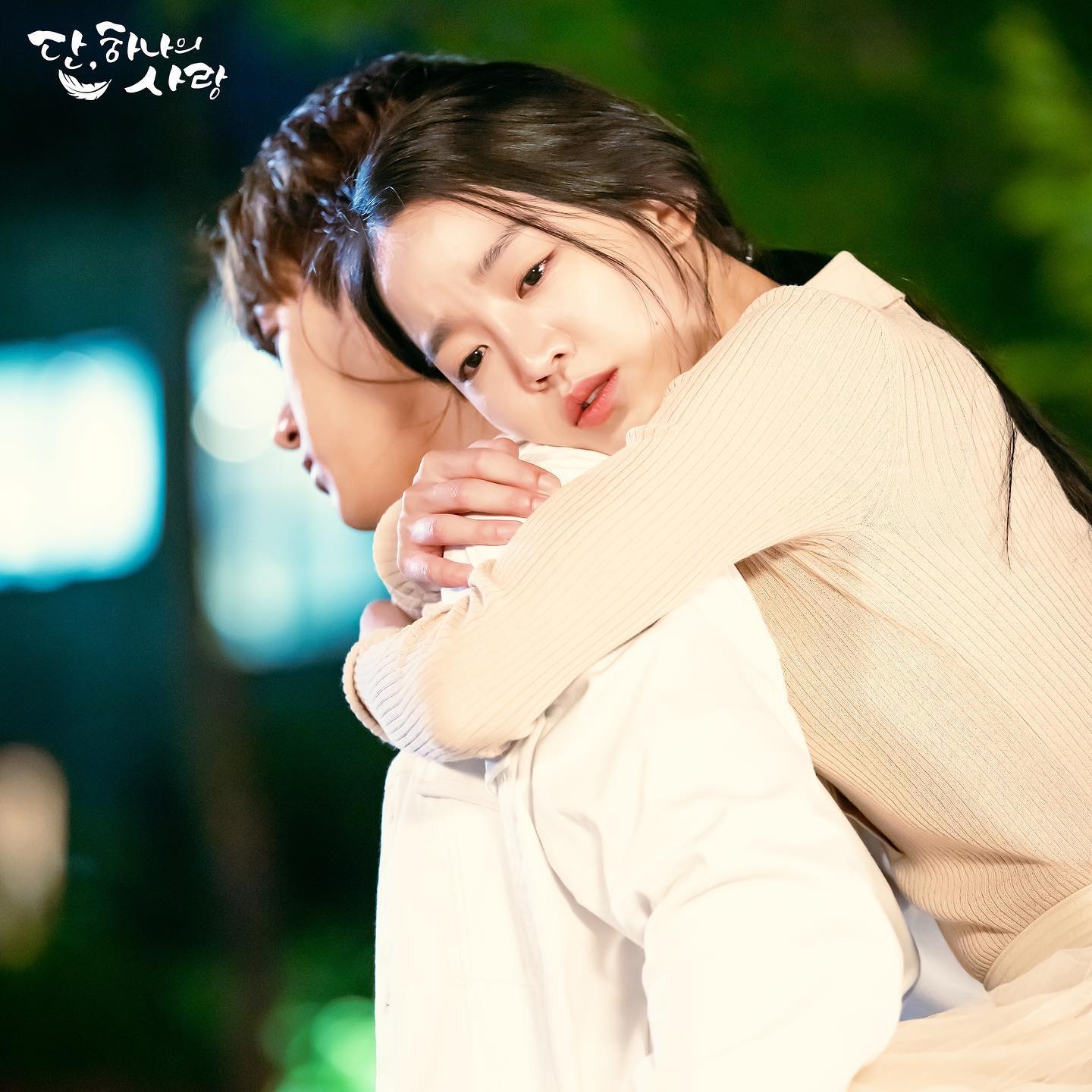 'Sứ mệnh cuối của thiên thần' lại gây sốt vì cảnh L cõng Shin Hye Sun