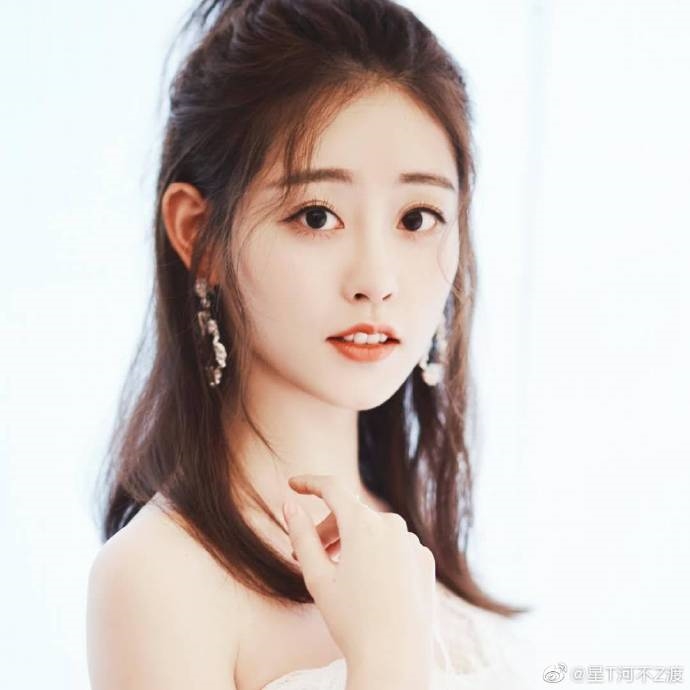 Lộ ảnh 'Chu Chỉ Nhược' Chúc Tự Đan đang hẹn hò, bị sờ mó vòng 3