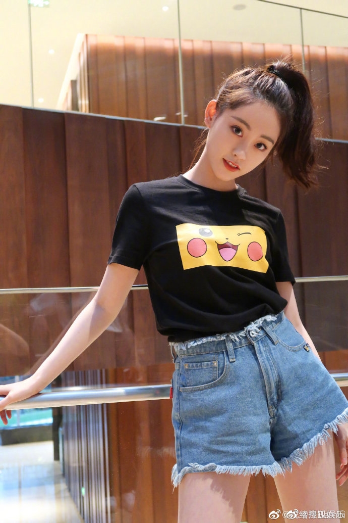 Lộ ảnh 'Chu Chỉ Nhược' Chúc Tự Đan đang hẹn hò, bị sờ mó vòng 3