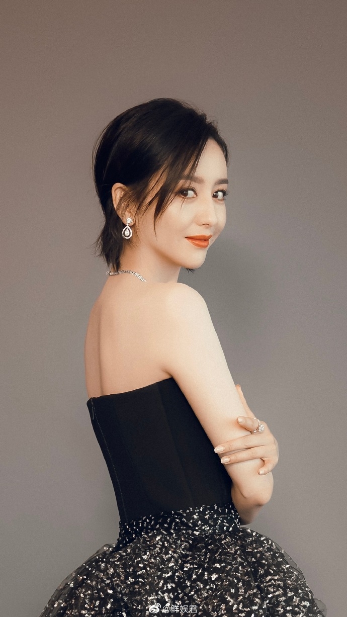 Nhận phim mới, Đồng Lệ Á bị fan ném đá đòi quay lưng