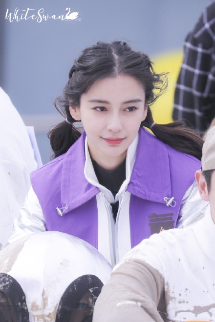 AngelaBaby gây bão mạng vì dùng túi hiệu hàng chục triệu để đựng rác