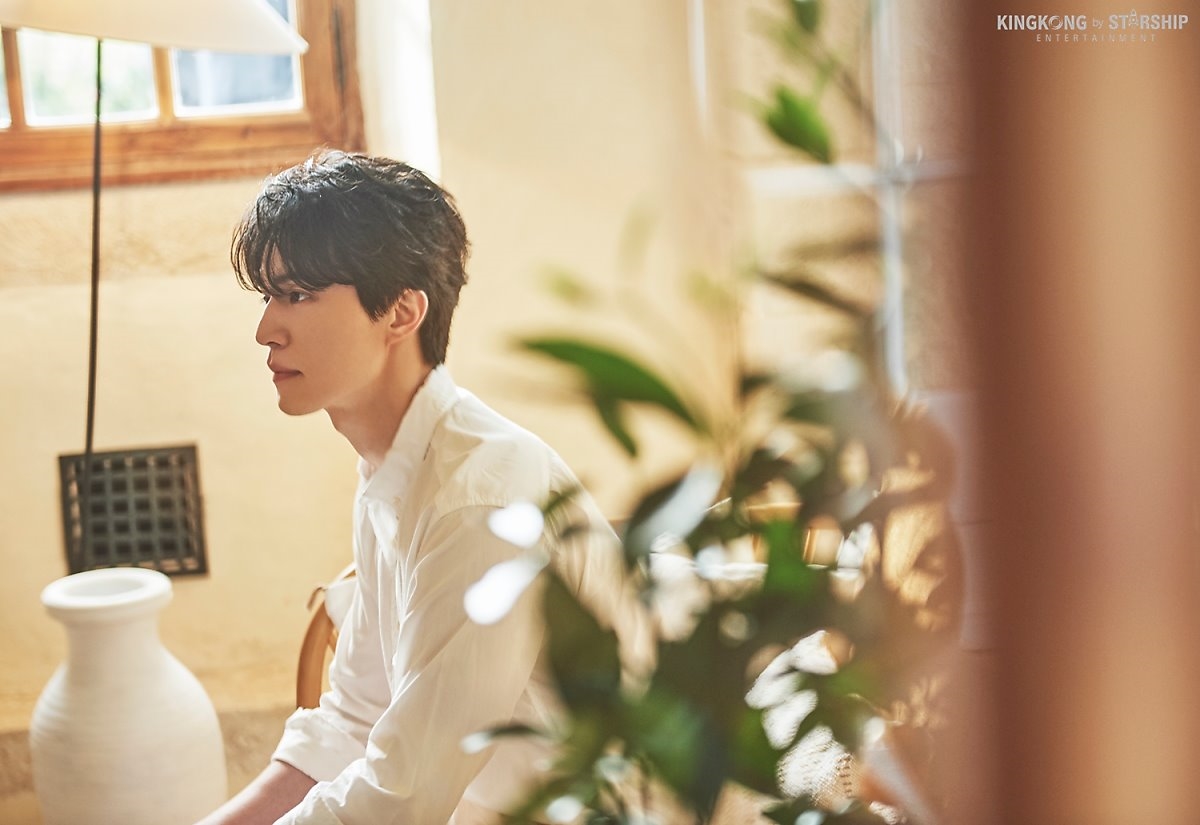 Lee Dong Wook gây sốt khi hóa thành hoàng tử làm vườn sơmi trắng