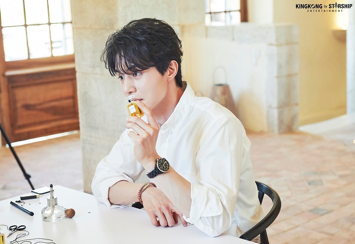 Lee Dong Wook gây sốt khi hóa thành hoàng tử làm vườn sơmi trắng