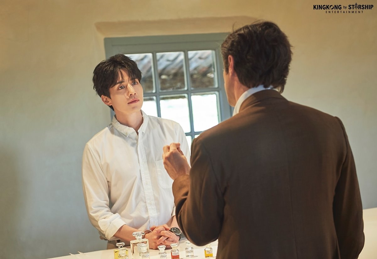 Lee Dong Wook gây sốt khi hóa thành hoàng tử làm vườn sơmi trắng