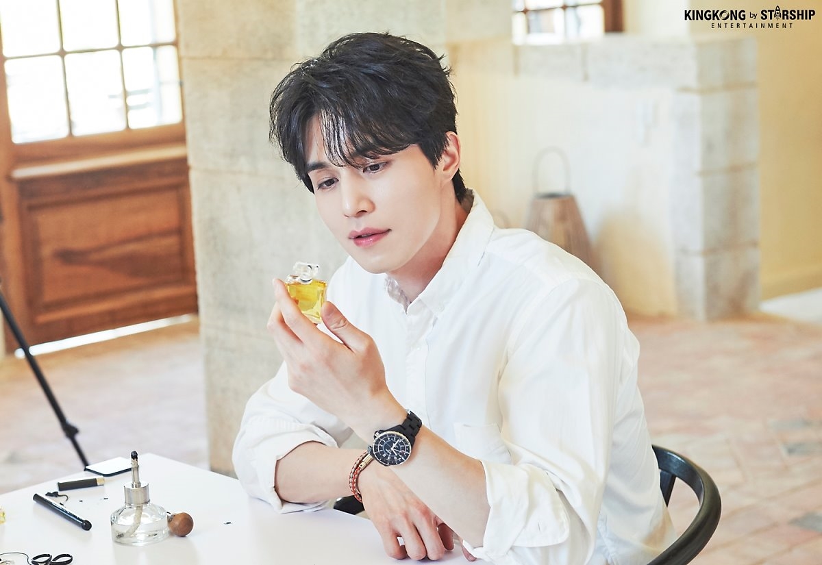 Lee Dong Wook gây sốt khi hóa thành hoàng tử làm vườn sơmi trắng