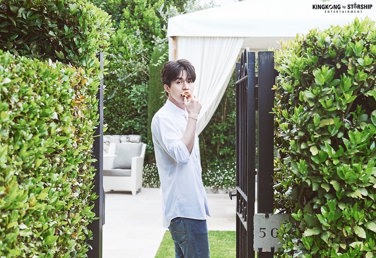 Lee Dong Wook gây sốt khi hóa thành hoàng tử làm vườn sơmi trắng