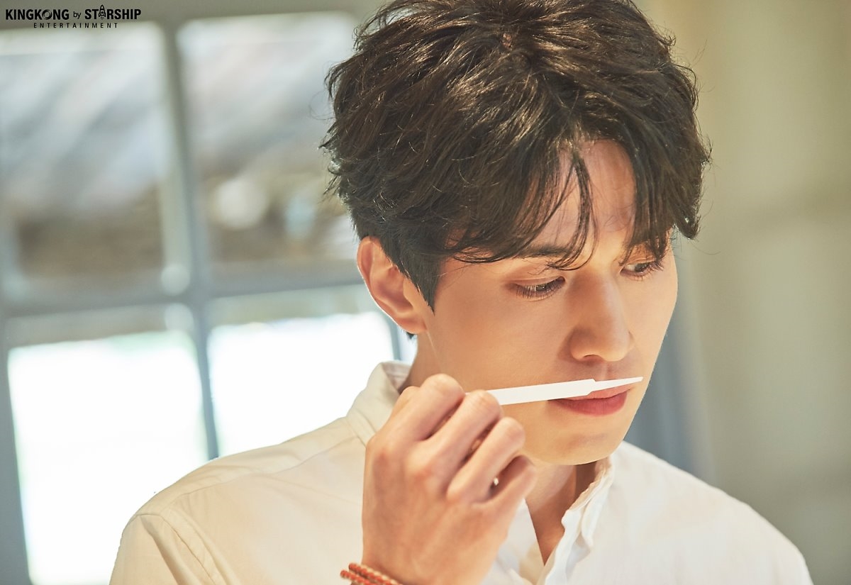 Lee Dong Wook gây sốt khi hóa thành hoàng tử làm vườn sơmi trắng