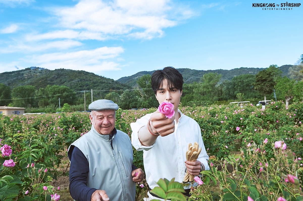 Lee Dong Wook gây sốt khi hóa thành hoàng tử làm vườn sơmi trắng