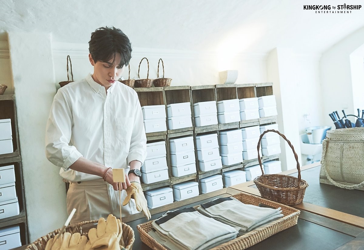 Lee Dong Wook gây sốt khi hóa thành hoàng tử làm vườn sơmi trắng