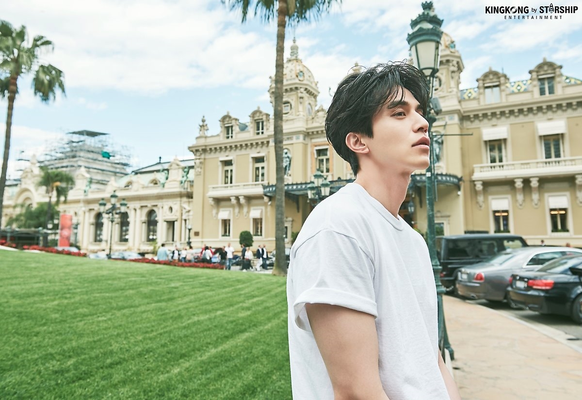 Lee Dong Wook gây sốt khi hóa thành hoàng tử làm vườn sơmi trắng