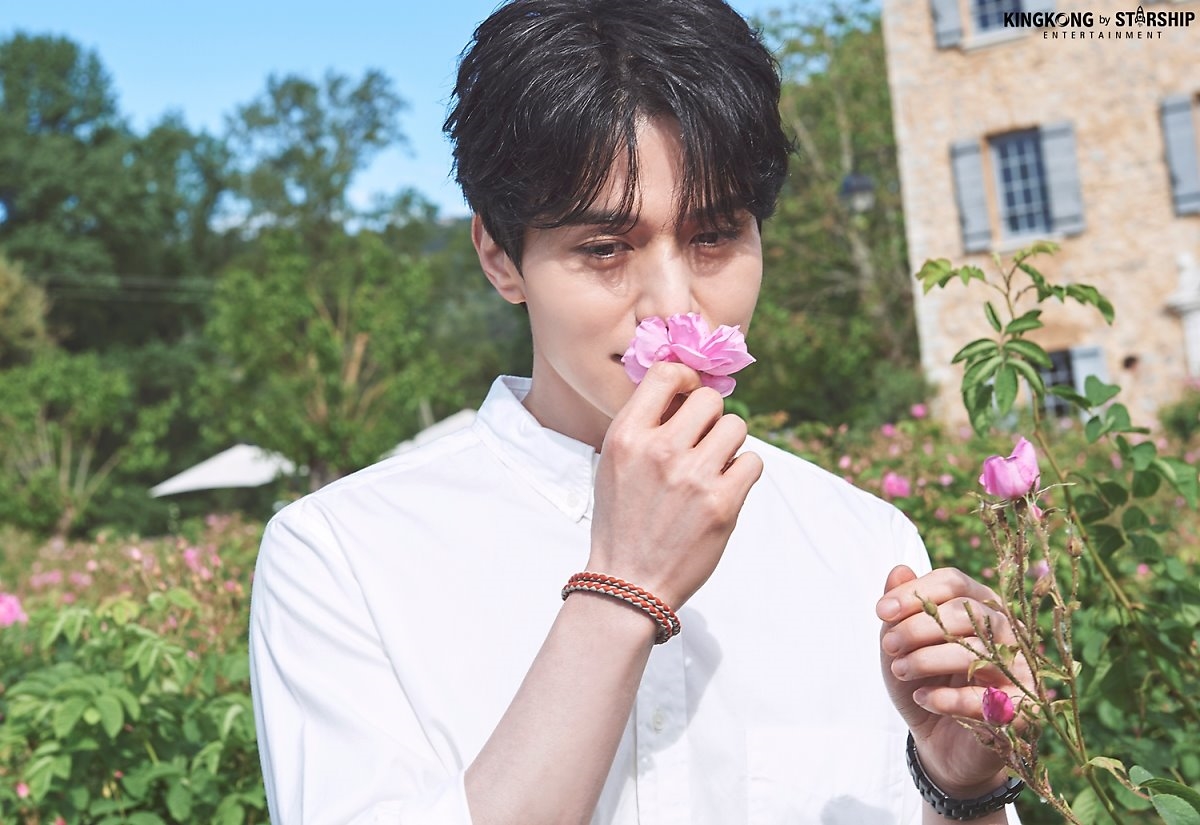 Lee Dong Wook gây sốt khi hóa thành hoàng tử làm vườn sơmi trắng