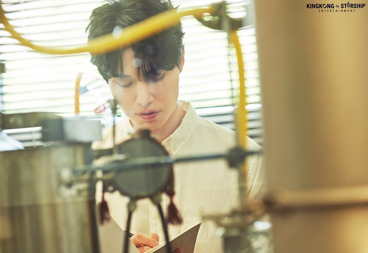 Lee Dong Wook gây sốt khi hóa thành hoàng tử làm vườn sơmi trắng