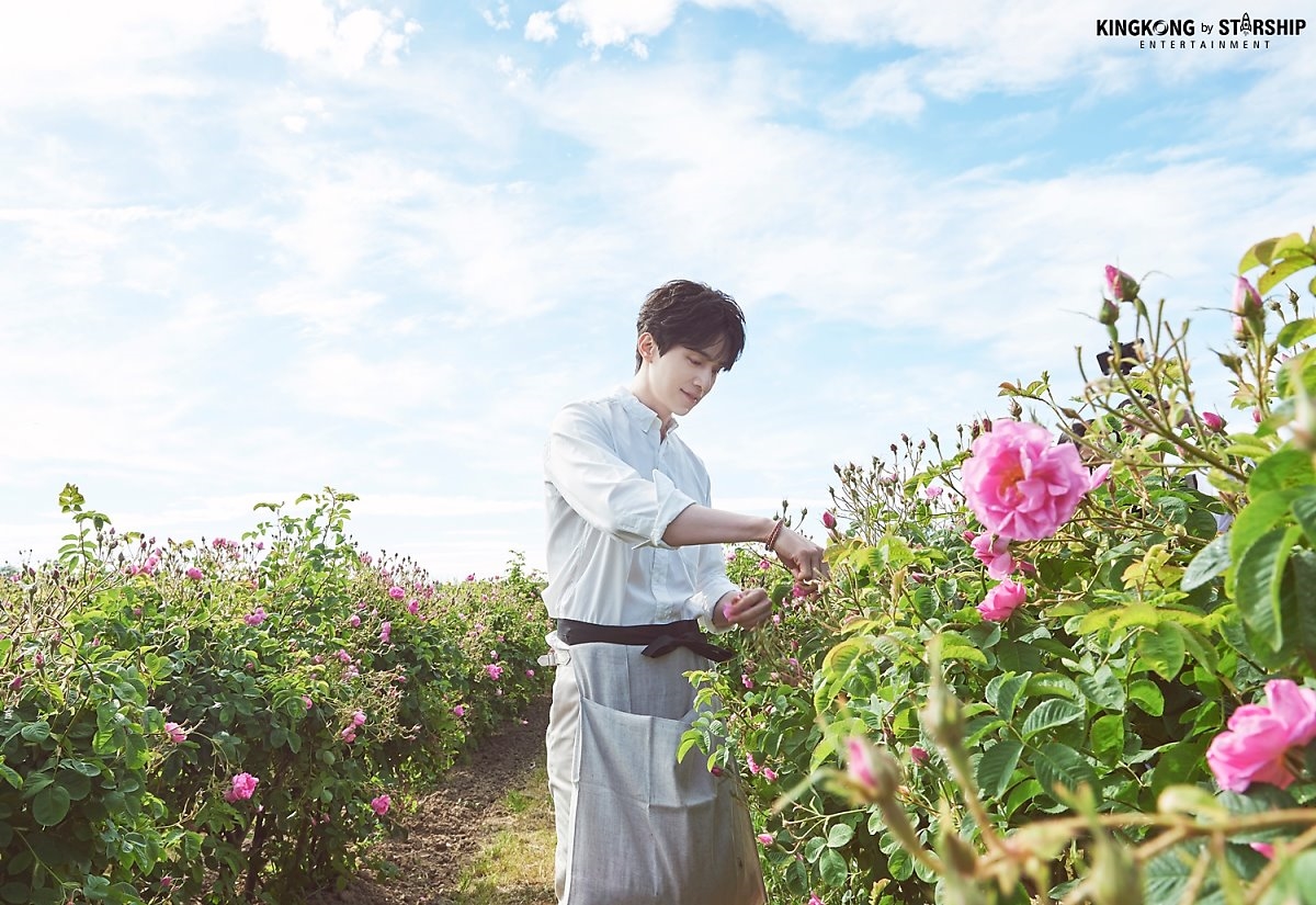 Lee Dong Wook gây sốt khi hóa thành hoàng tử làm vườn sơmi trắng