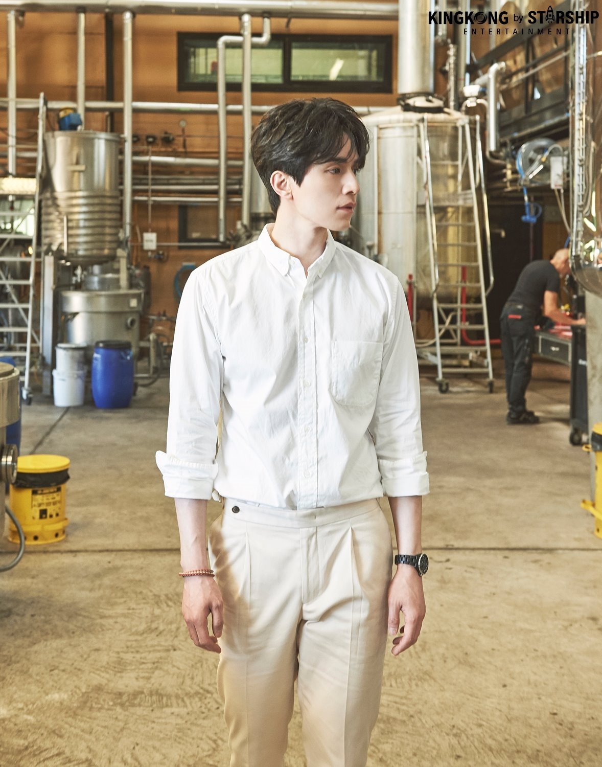 Lee Dong Wook gây sốt khi hóa thành hoàng tử làm vườn sơmi trắng