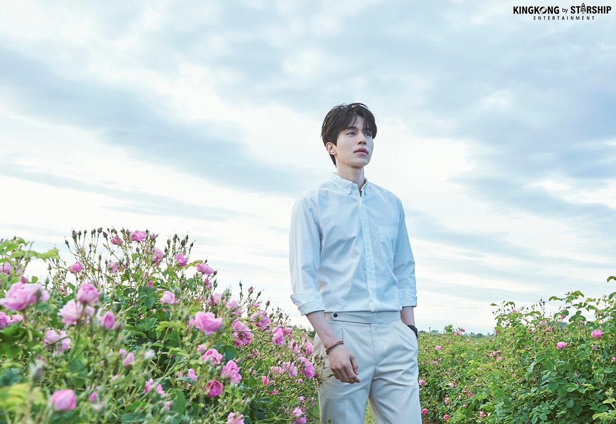 Lee Dong Wook gây sốt khi hóa thành hoàng tử làm vườn sơmi trắng