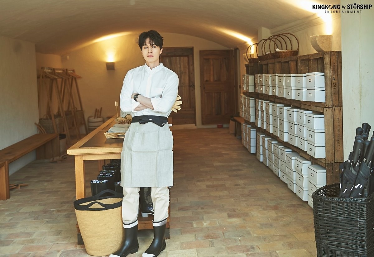 Lee Dong Wook gây sốt khi hóa thành hoàng tử làm vườn sơmi trắng