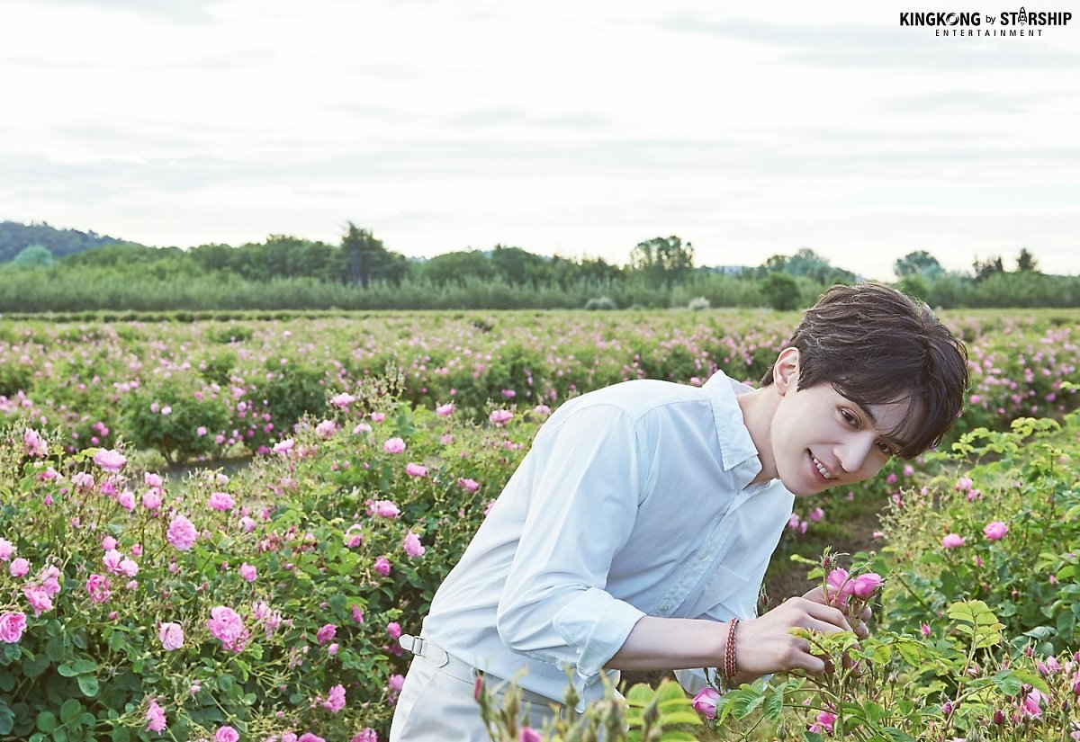 Lee Dong Wook gây sốt khi hóa thành hoàng tử làm vườn sơmi trắng
