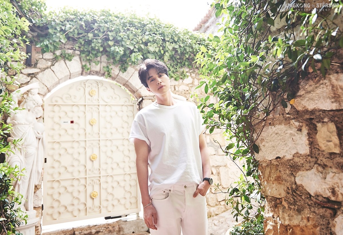 Lee Dong Wook gây sốt khi hóa thành hoàng tử làm vườn sơmi trắng