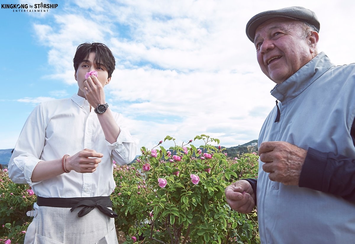 Lee Dong Wook gây sốt khi hóa thành hoàng tử làm vườn sơmi trắng