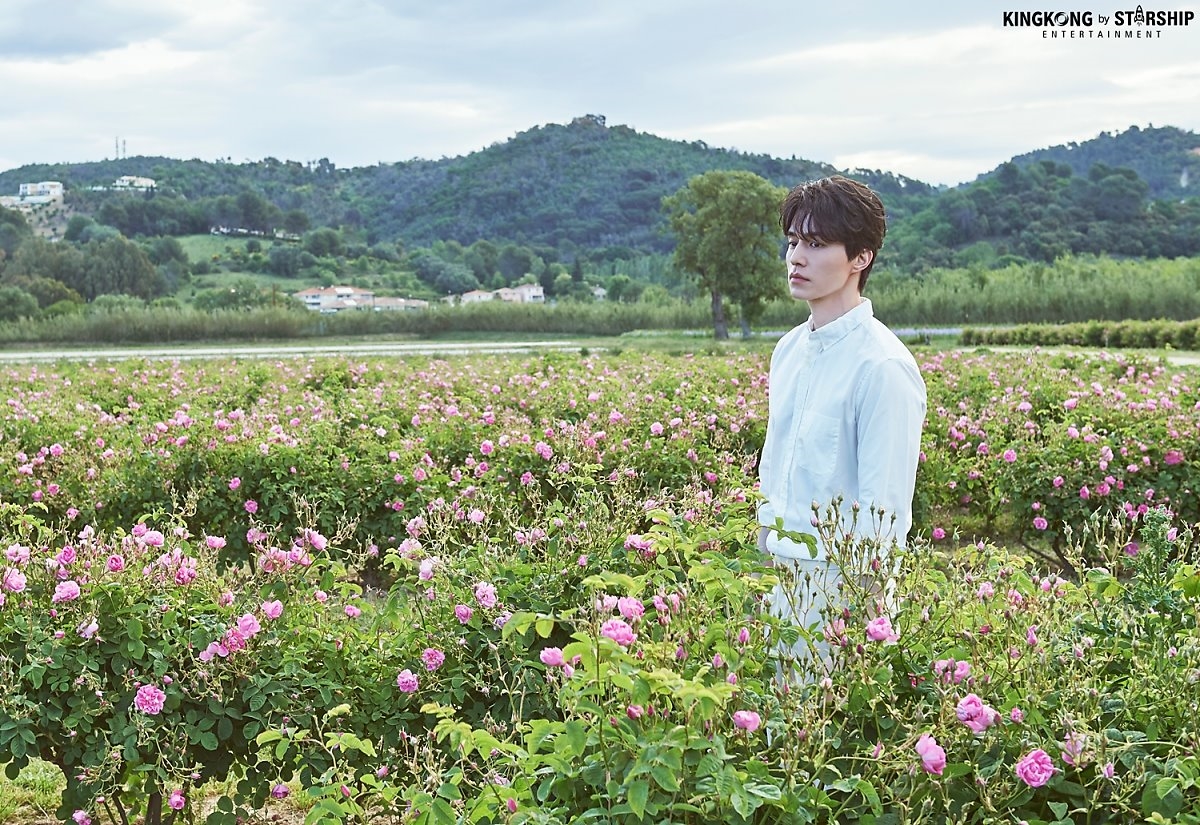 Lee Dong Wook gây sốt khi hóa thành hoàng tử làm vườn sơmi trắng