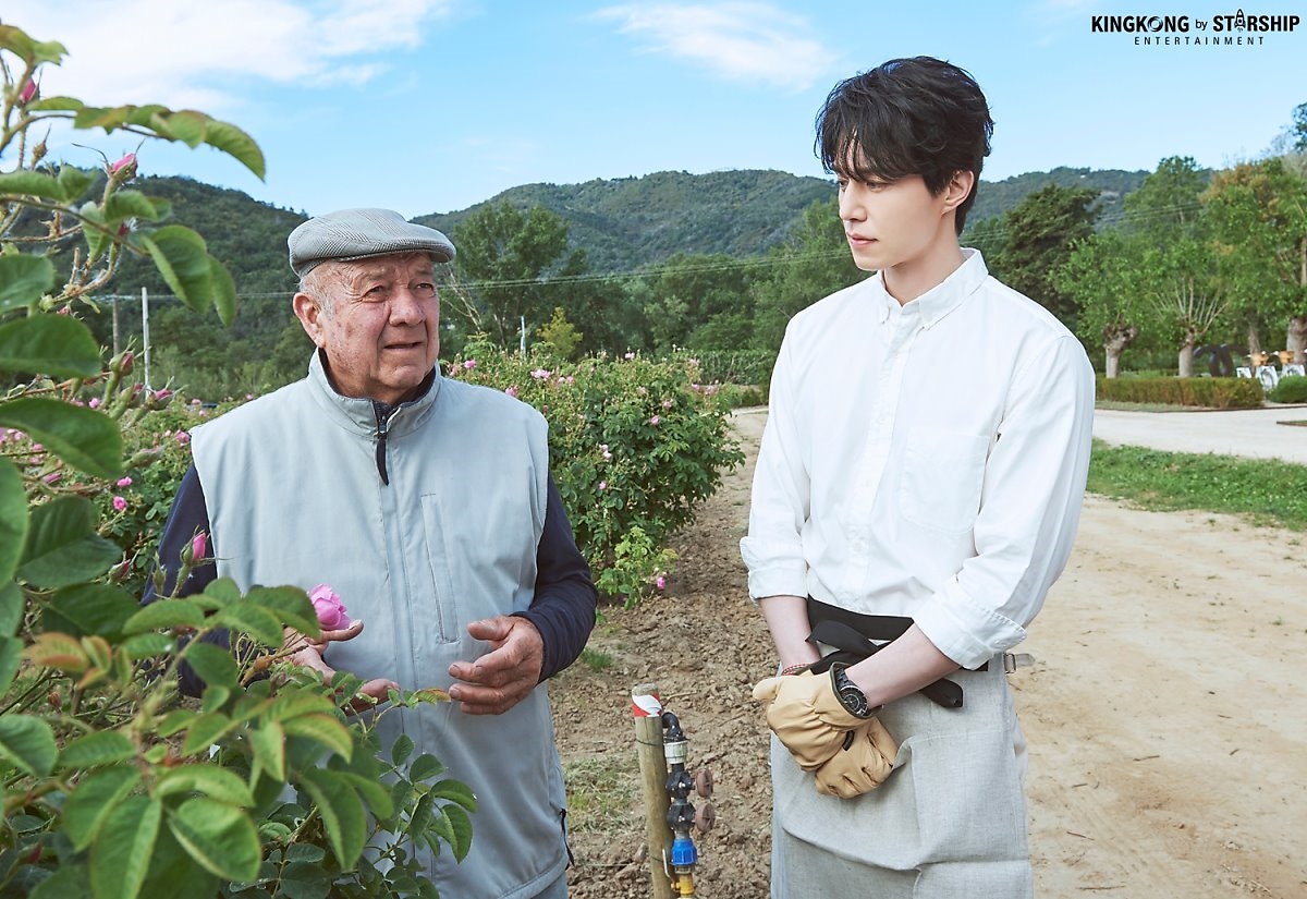 Lee Dong Wook gây sốt khi hóa thành hoàng tử làm vườn sơmi trắng