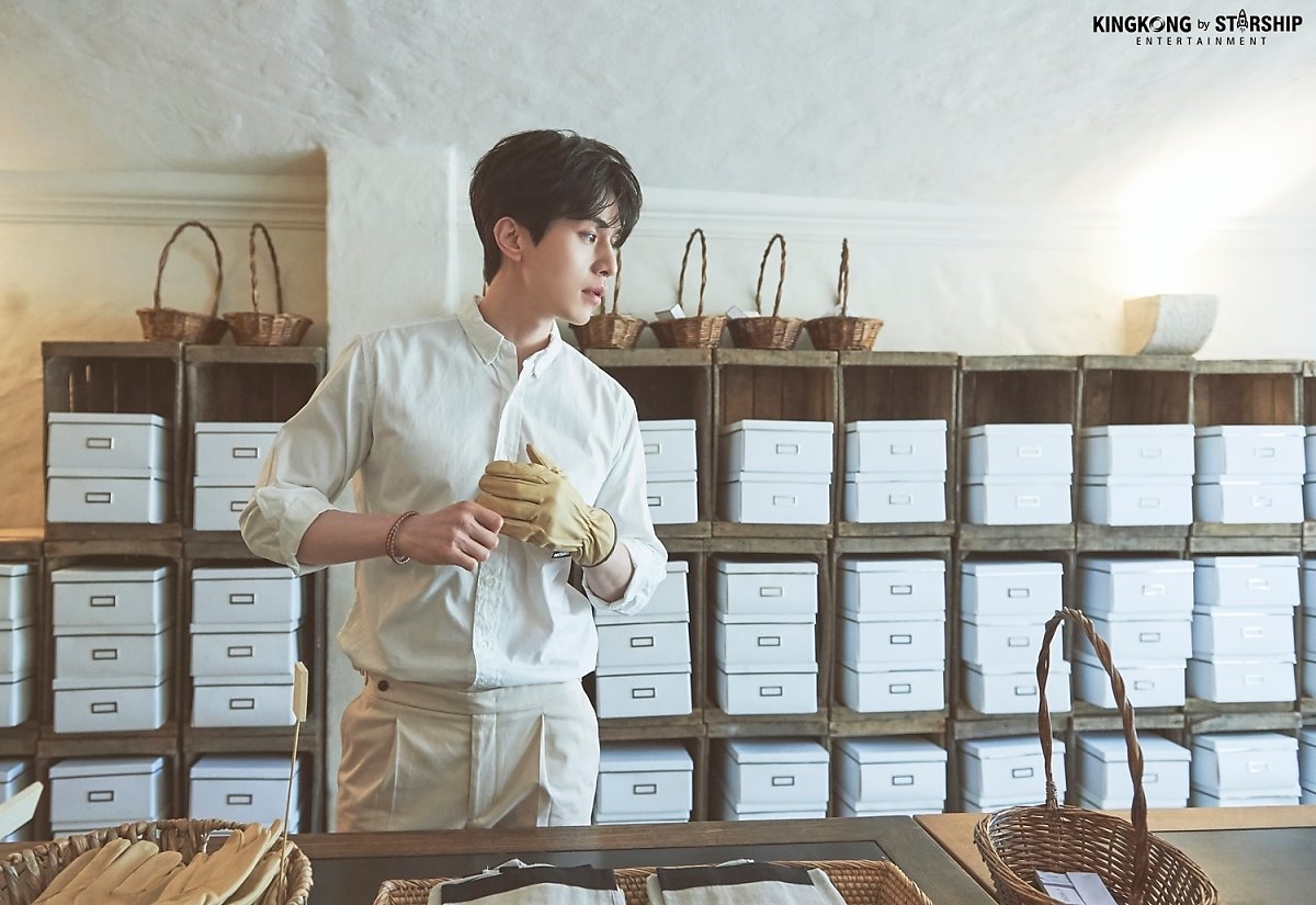 Lee Dong Wook gây sốt khi hóa thành hoàng tử làm vườn sơmi trắng