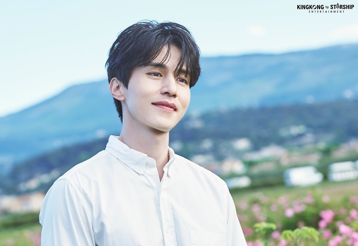 Lee Dong Wook gây sốt khi hóa thành hoàng tử làm vườn sơmi trắng