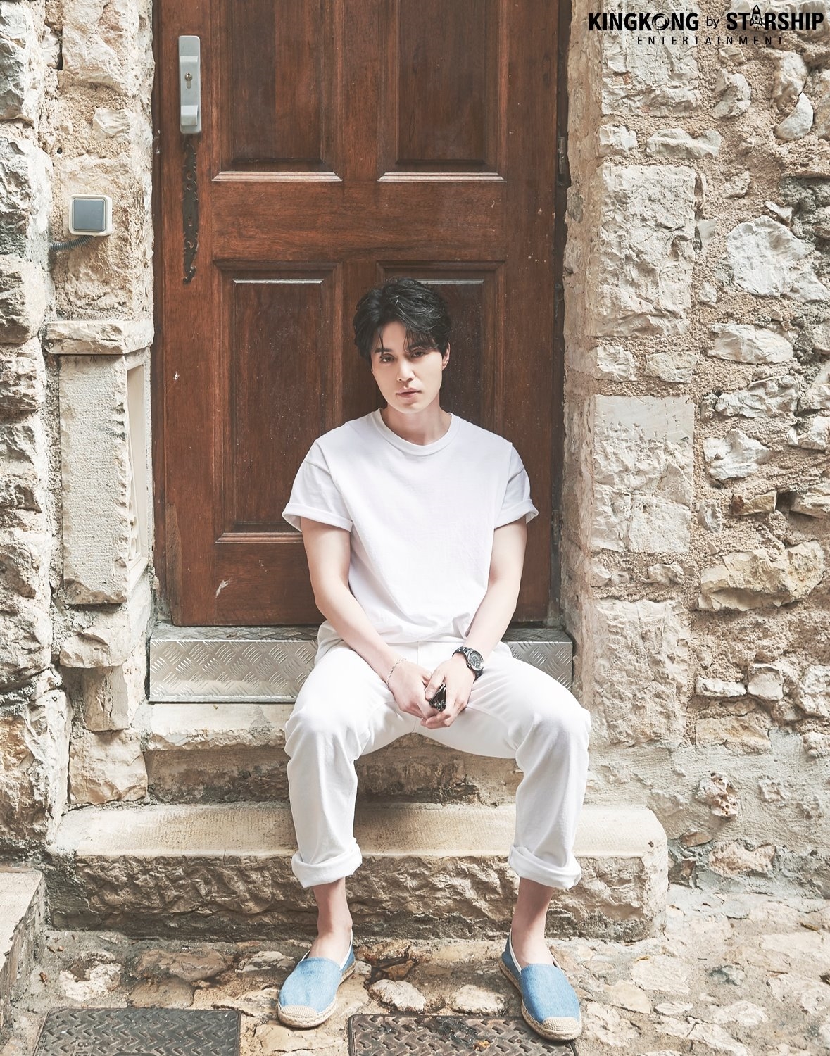 Lee Dong Wook gây sốt khi hóa thành hoàng tử làm vườn sơmi trắng
