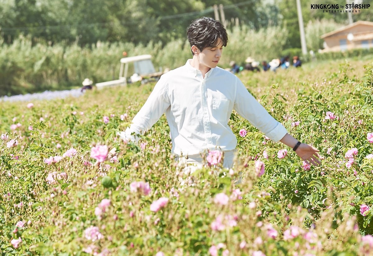 Lee Dong Wook gây sốt khi hóa thành hoàng tử làm vườn sơmi trắng