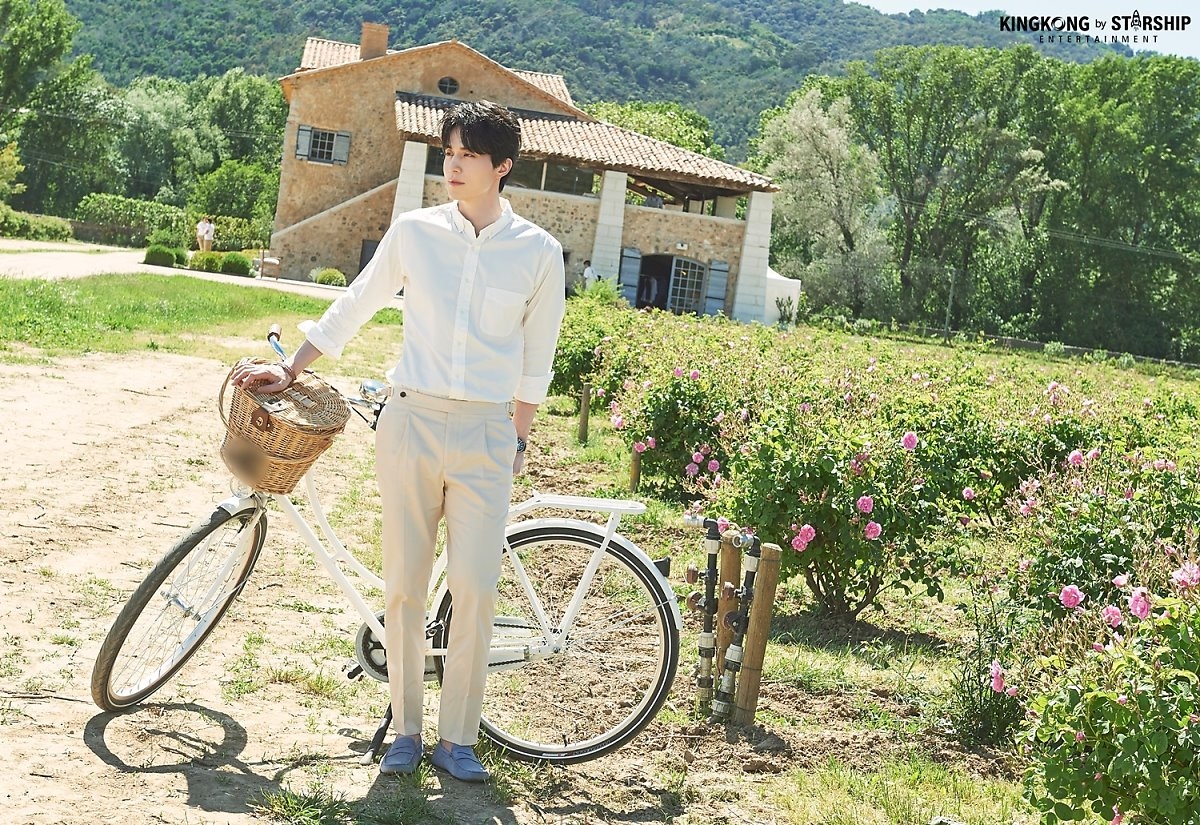 Lee Dong Wook gây sốt khi hóa thành hoàng tử làm vườn sơmi trắng