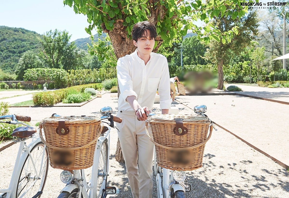 Lee Dong Wook gây sốt khi hóa thành hoàng tử làm vườn sơmi trắng