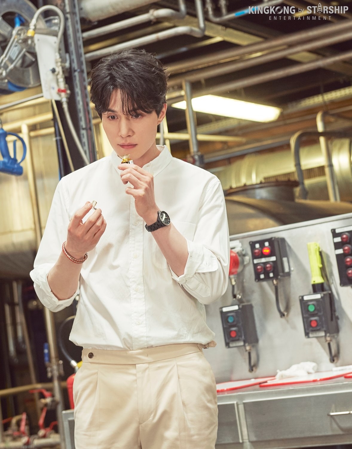 Lee Dong Wook gây sốt khi hóa thành hoàng tử làm vườn sơmi trắng