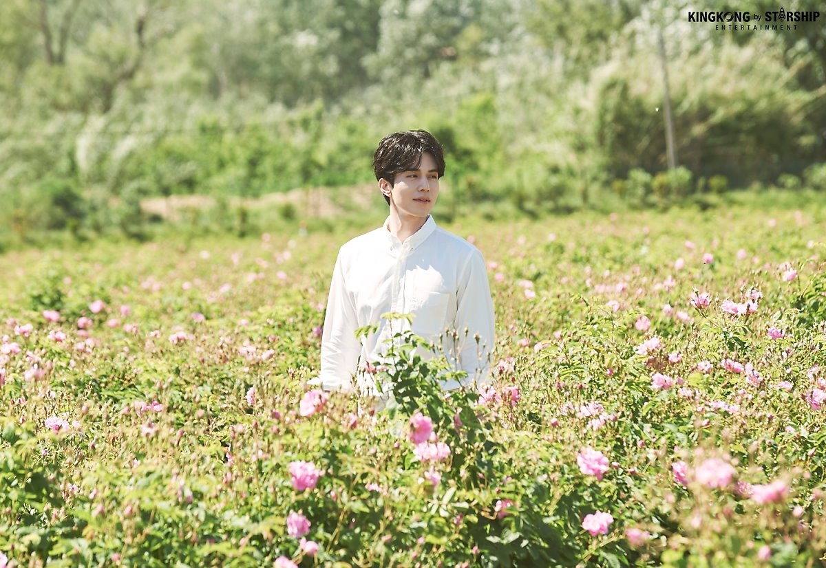 Lee Dong Wook gây sốt khi hóa thành hoàng tử làm vườn sơmi trắng
