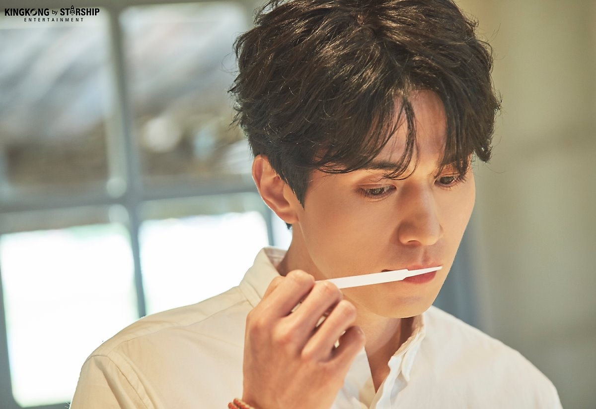 Lee Dong Wook gây sốt khi hóa thành hoàng tử làm vườn sơmi trắng