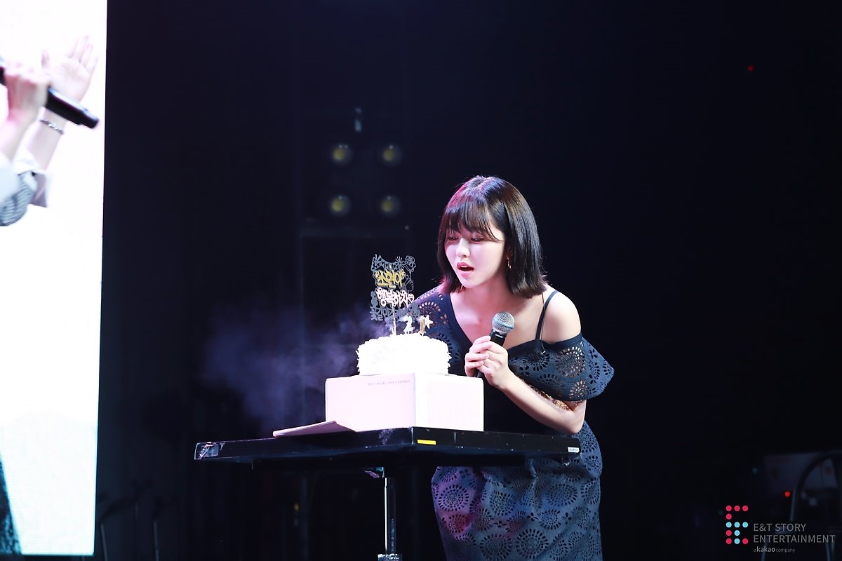 Loạt ảnh Kim So Hyun tóc ngắn trẻ trung trong fanmeeting sinh nhật