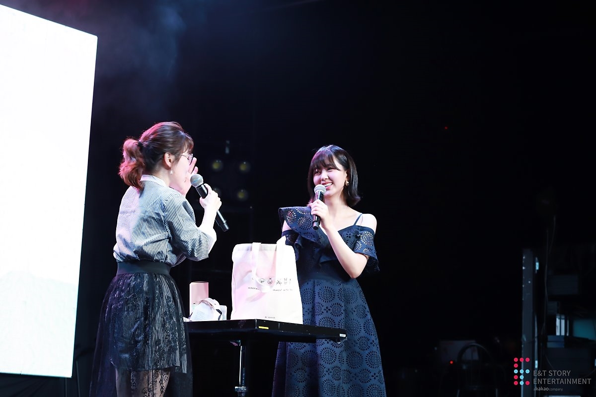 Loạt ảnh Kim So Hyun tóc ngắn trẻ trung trong fanmeeting sinh nhật
