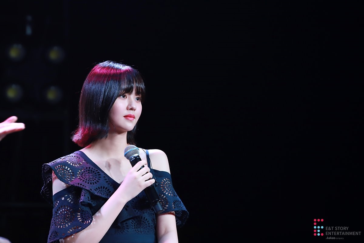 Loạt ảnh Kim So Hyun tóc ngắn trẻ trung trong fanmeeting sinh nhật