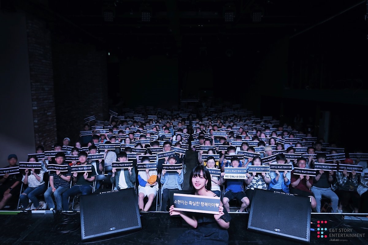 Loạt ảnh Kim So Hyun tóc ngắn trẻ trung trong fanmeeting sinh nhật