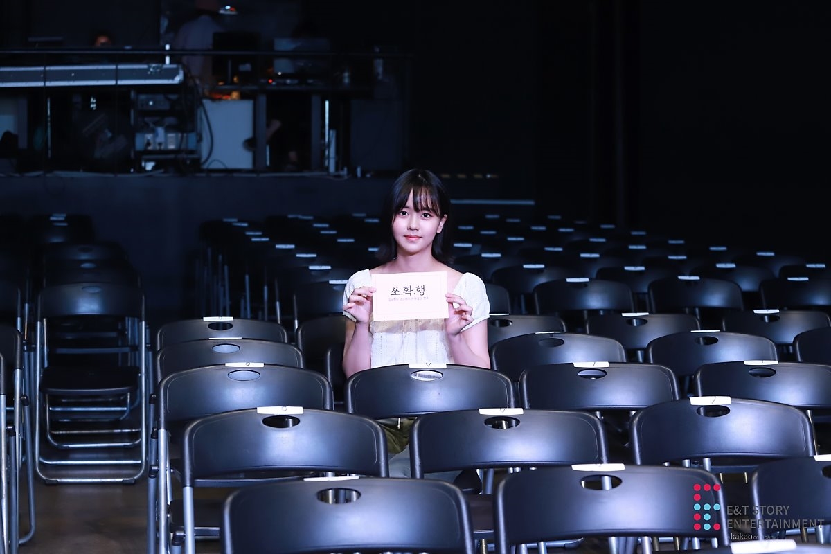 Loạt ảnh Kim So Hyun tóc ngắn trẻ trung trong fanmeeting sinh nhật