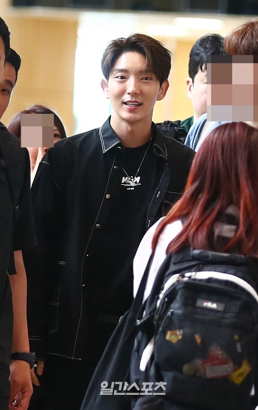 Lee Jun Ki lãng tử xuất ngoại trong sự tiễn chân của đám đông fan