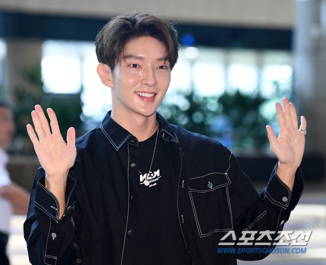 Lee Jun Ki lãng tử xuất ngoại trong sự tiễn chân của đám đông fan