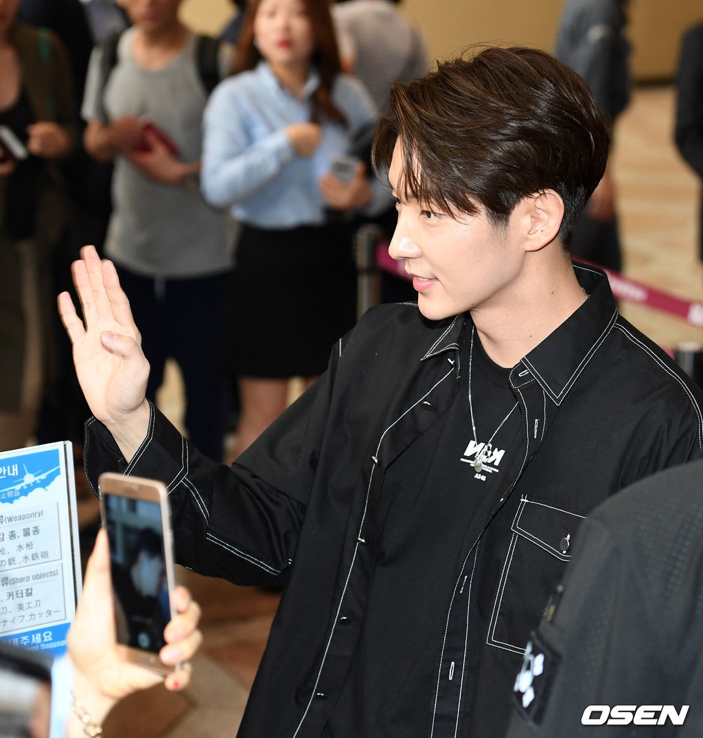 Lee Jun Ki lãng tử xuất ngoại trong sự tiễn chân của đám đông fan