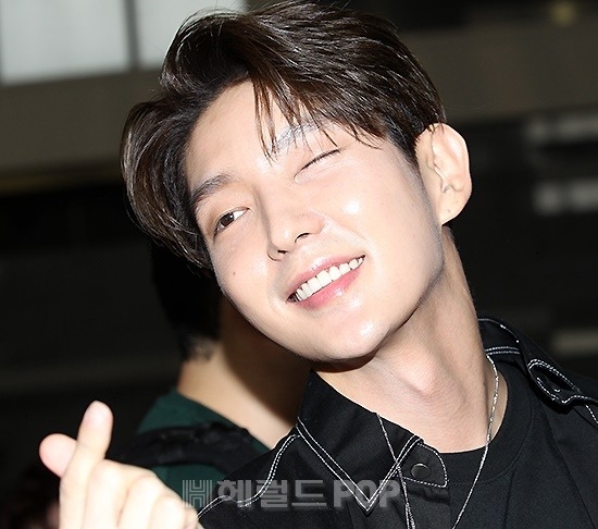 Lee Jun Ki lãng tử xuất ngoại trong sự tiễn chân của đám đông fan