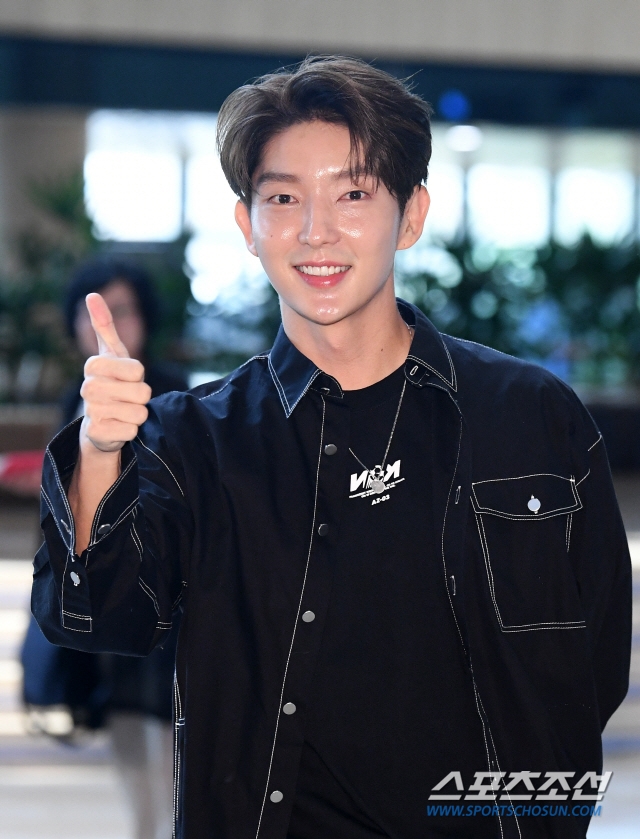 Lee Jun Ki lãng tử xuất ngoại trong sự tiễn chân của đám đông fan