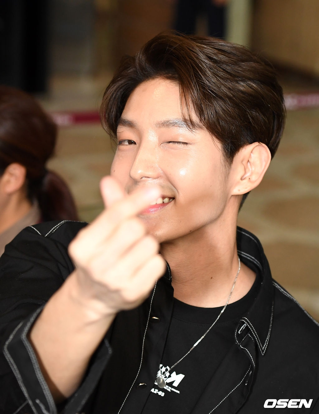 Lee Jun Ki lãng tử xuất ngoại trong sự tiễn chân của đám đông fan