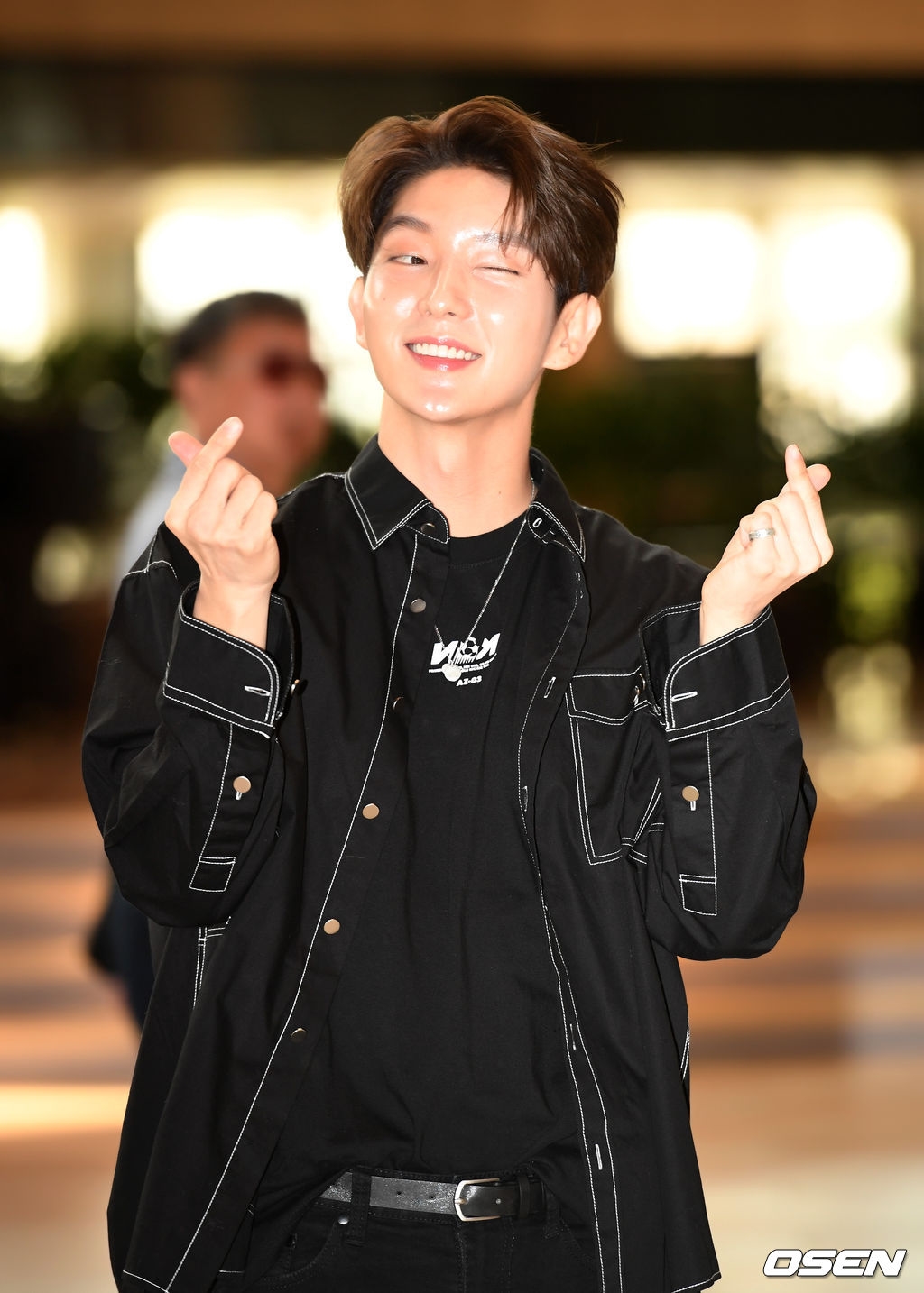 Lee Jun Ki lãng tử xuất ngoại trong sự tiễn chân của đám đông fan