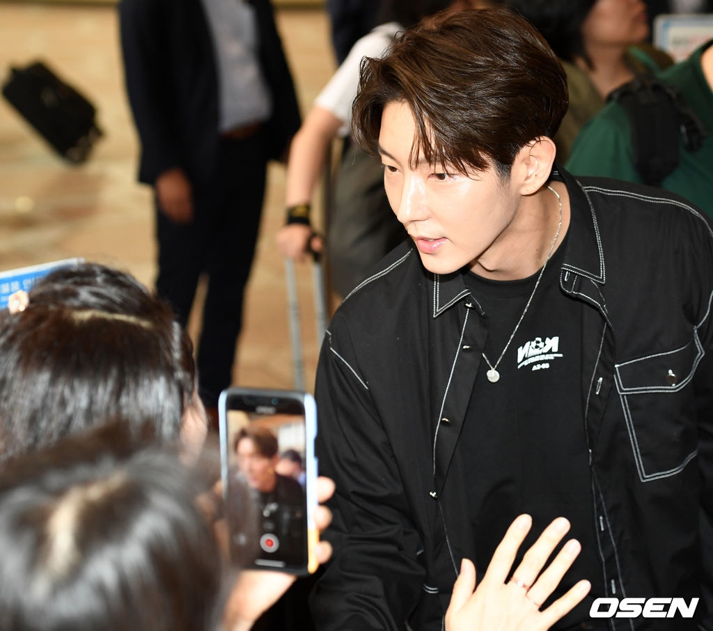 Lee Jun Ki lãng tử xuất ngoại trong sự tiễn chân của đám đông fan
