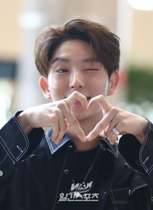 Lee Jun Ki lãng tử xuất ngoại trong sự tiễn chân của đám đông fan