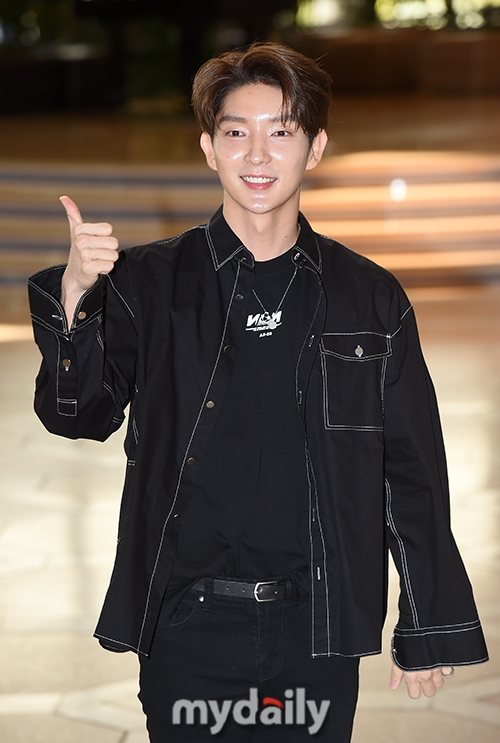 Lee Jun Ki lãng tử xuất ngoại trong sự tiễn chân của đám đông fan